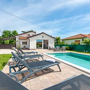  Apartment Cozy House With Pool Near Rovinj